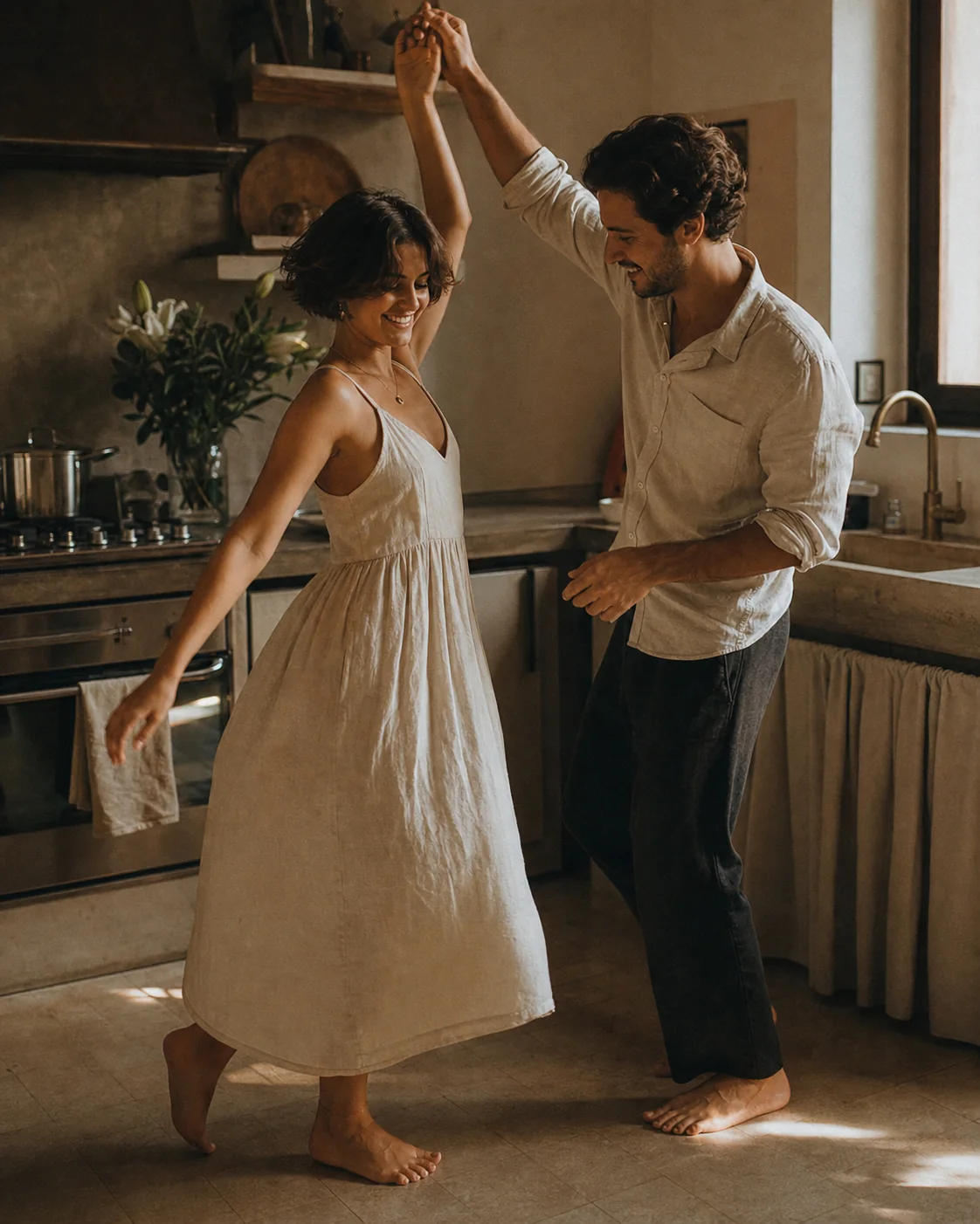 Fotografía ilustrativa de Mara y Teo bailando en la cocina